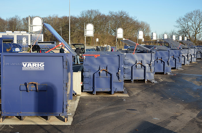 En rekke med containere på en gjenvinningsstasjon.